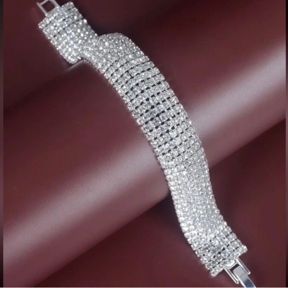 BRAND NEW-STUNNING SILVER COLOR SIMULATED DIAMOND BRACELET - Picture 1 of 6